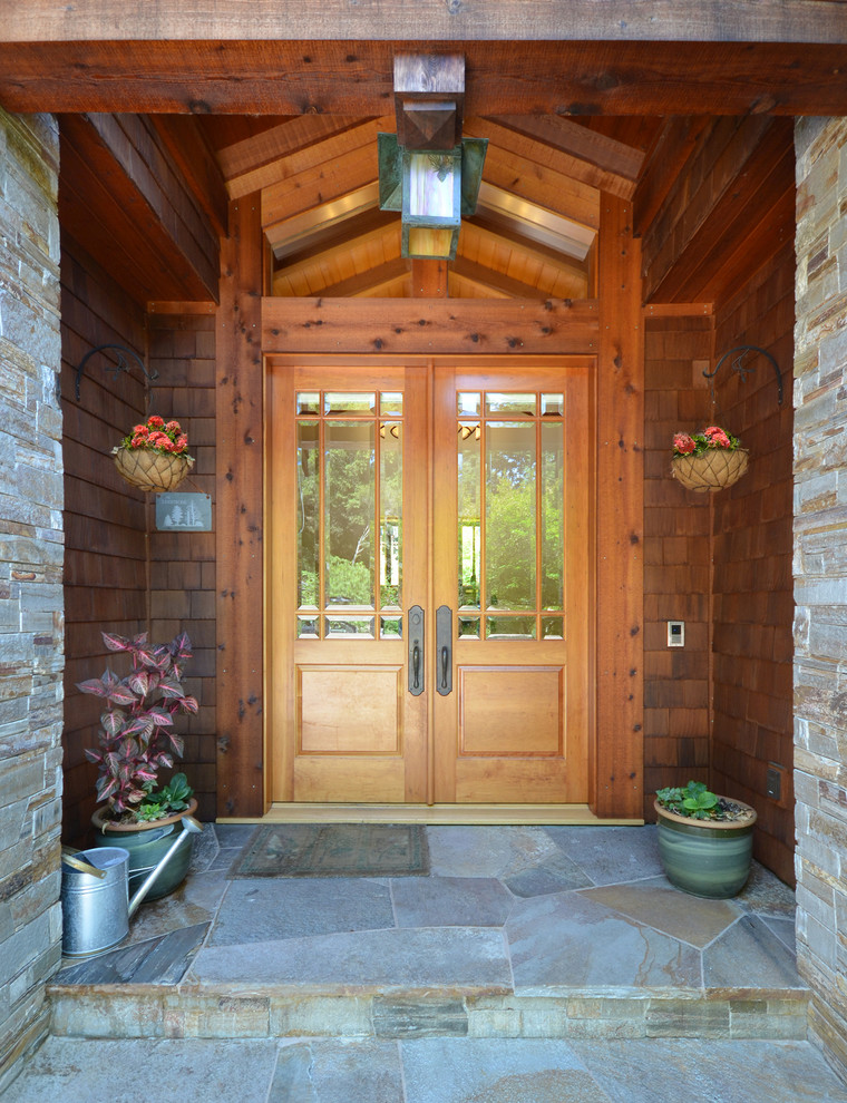 Ejemplo de puerta principal de estilo americano con puerta doble y puerta de madera en tonos medios
