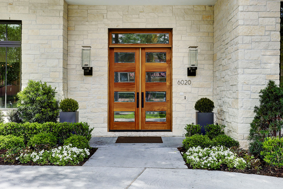 ラグジュアリーな広いコンテンポラリースタイルのおしゃれな玄関ドア (木目調のドア) の写真
