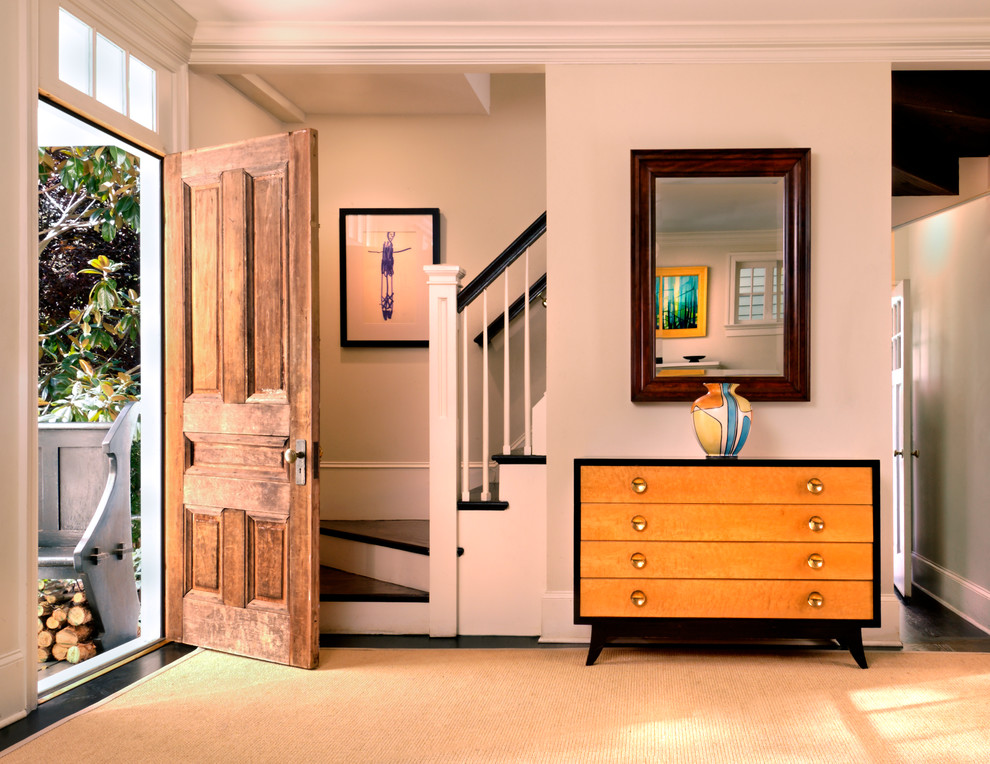 Imagen de distribuidor clásico renovado de tamaño medio con paredes beige, suelo de madera oscura, puerta simple y puerta de madera en tonos medios