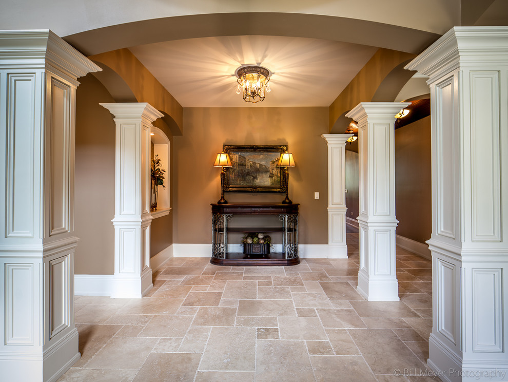 Foto di un ingresso con vestibolo classico con pareti beige e pavimento in travertino