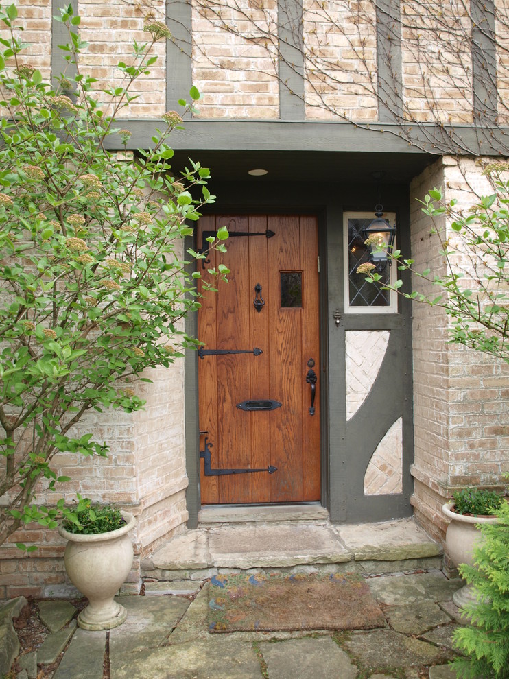 Klassische Haustür mit Einzeltür und hellbrauner Holzhaustür in Chicago