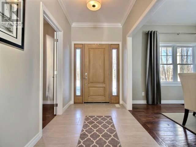 Cette image montre un hall d'entrée traditionnel avec une porte simple et une porte en bois clair.