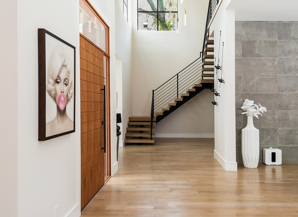 Moderne Haustür mit weißer Wandfarbe, hellem Holzboden, Einzeltür, hellbrauner Holzhaustür und beigem Boden in Dallas