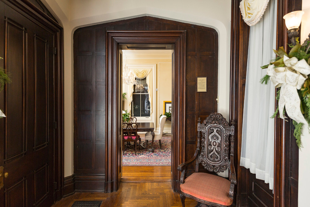 Geräumiges Klassisches Foyer mit beiger Wandfarbe, braunem Holzboden, Doppeltür und dunkler Holzhaustür in Cincinnati