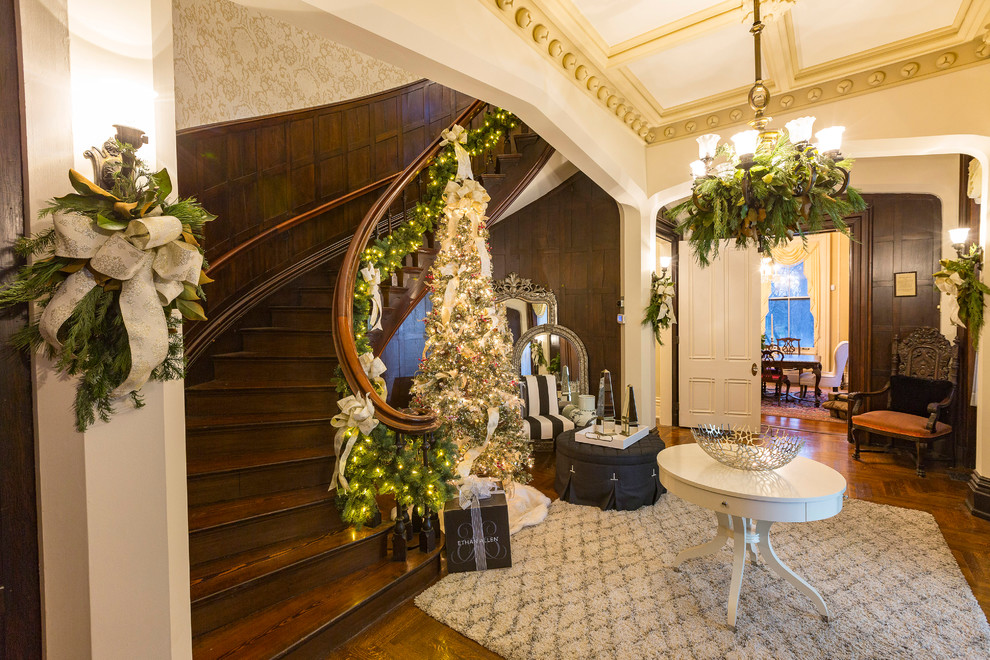 Geräumiges Klassisches Foyer mit beiger Wandfarbe, braunem Holzboden, Doppeltür und dunkler Holzhaustür in Cincinnati