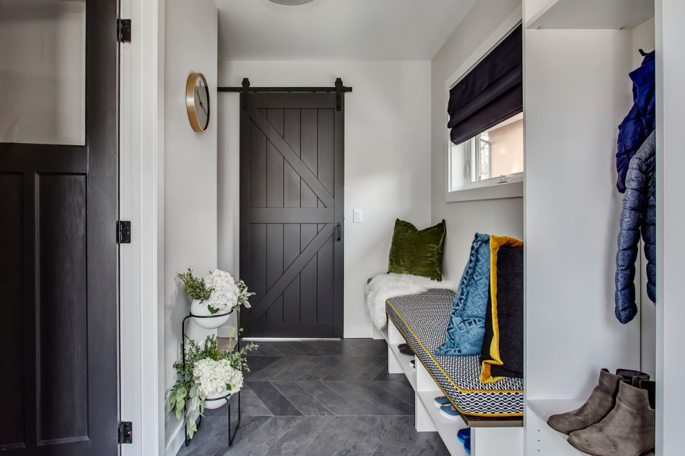 Aménagement d'une entrée classique de taille moyenne avec un vestiaire, un mur gris, un sol en ardoise, une porte simple, une porte en verre et un sol gris.