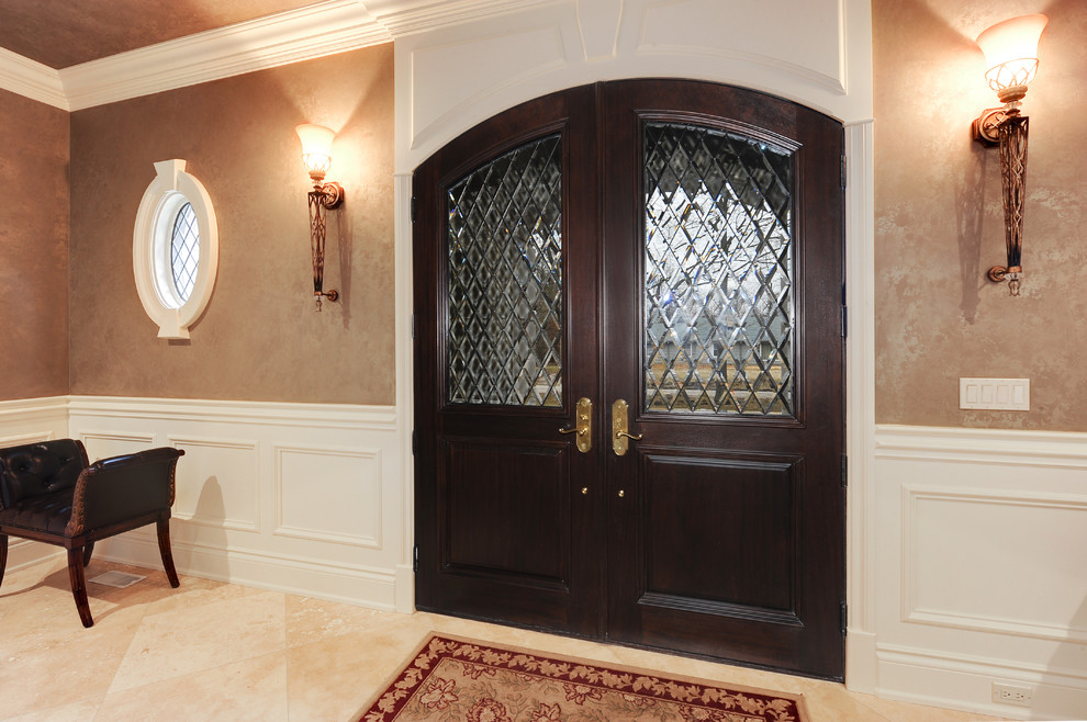 Esempio di un ingresso o corridoio con una porta a due ante e una porta marrone