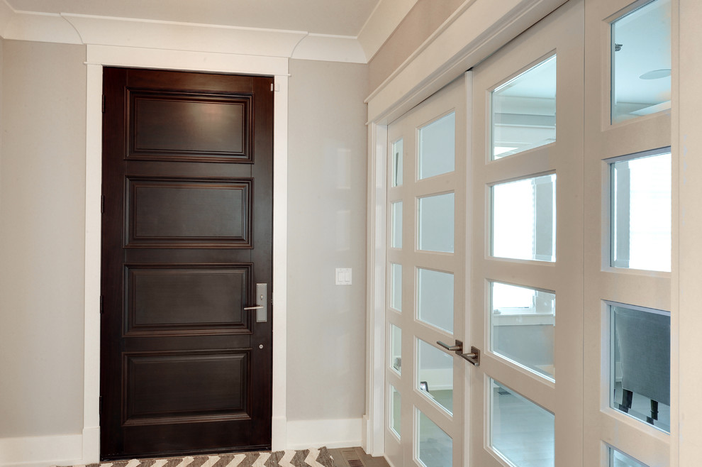 Источник вдохновения для домашнего уюта: прихожая с одностворчатой входной дверью и коричневой входной дверью