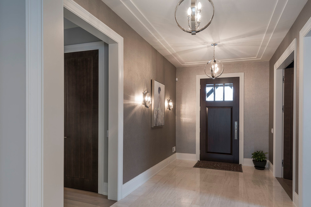 Esempio di un corridoio design di medie dimensioni con pareti grigie, parquet chiaro, una porta singola, una porta in legno scuro e pavimento beige