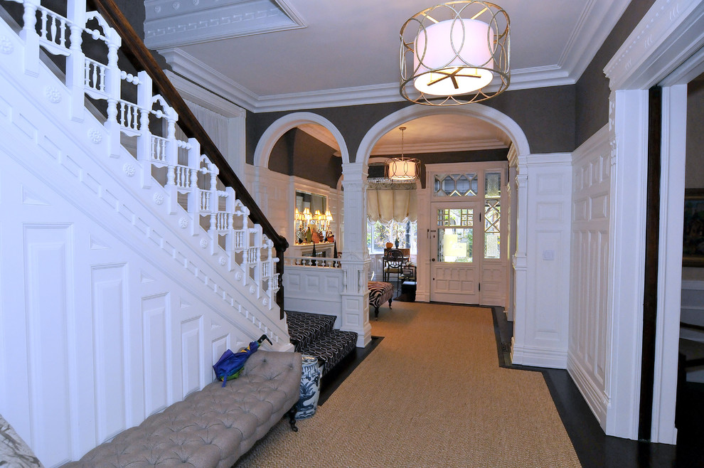 Exemple d'un hall d'entrée tendance avec un mur noir, parquet foncé, une porte simple et une porte blanche.