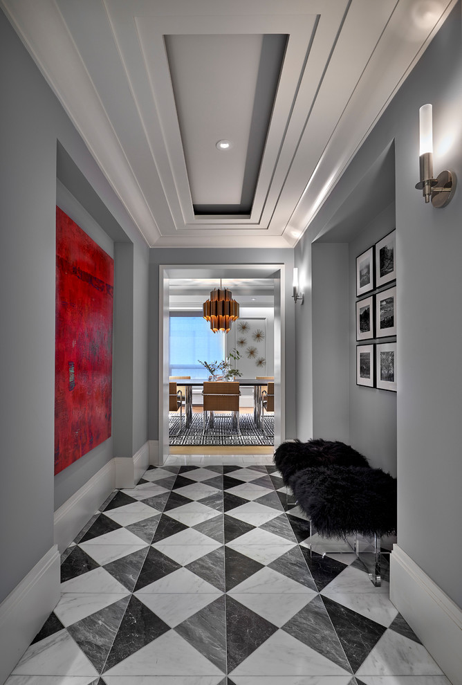 Diseño de hall clásico renovado con paredes grises y suelo gris