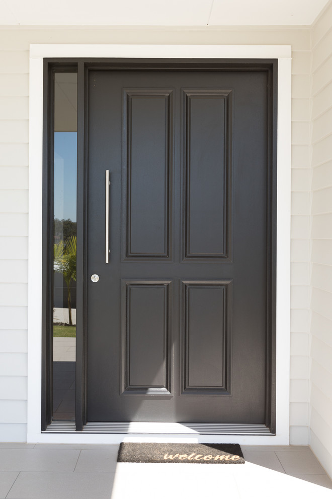 Idee per una porta d'ingresso stile marino di medie dimensioni con pareti bianche, pavimento con piastrelle in ceramica, una porta singola, una porta nera e pavimento grigio
