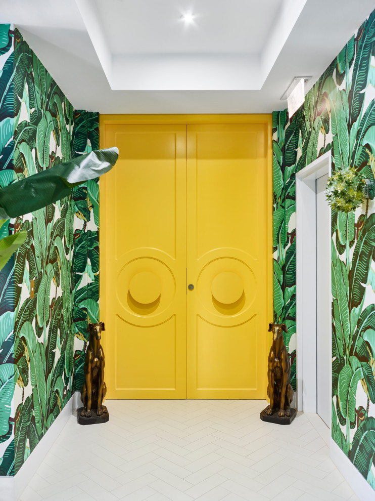 Foto på en funkis foajé, med gröna väggar, en dubbeldörr, en gul dörr och vitt golv