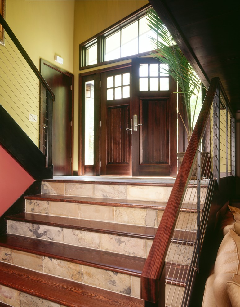 Klassische Haustür mit gelber Wandfarbe, braunem Holzboden, Doppeltür und dunkler Holzhaustür in Minneapolis