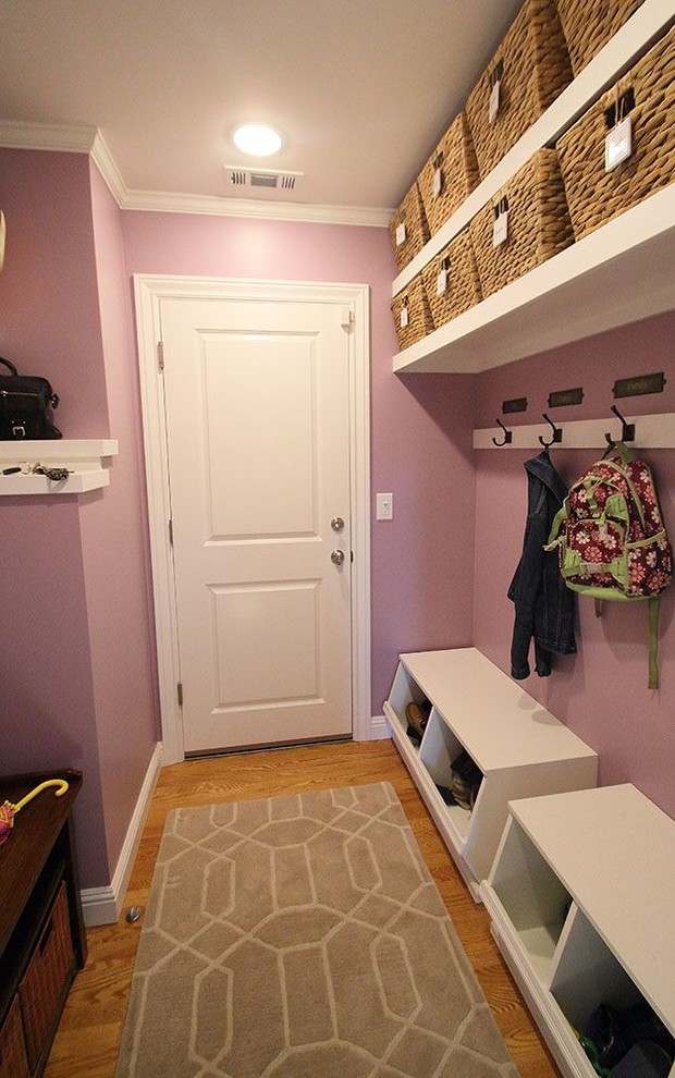Cette photo montre une petite entrée chic avec un vestiaire, un mur violet, parquet clair, un sol marron, une porte simple et une porte blanche.