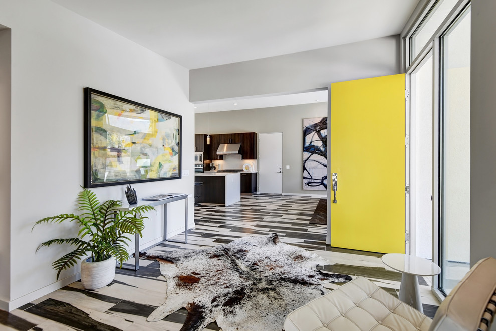 Idée de décoration pour une entrée minimaliste de taille moyenne avec un mur blanc, un sol en carrelage de céramique, une porte simple et une porte jaune.