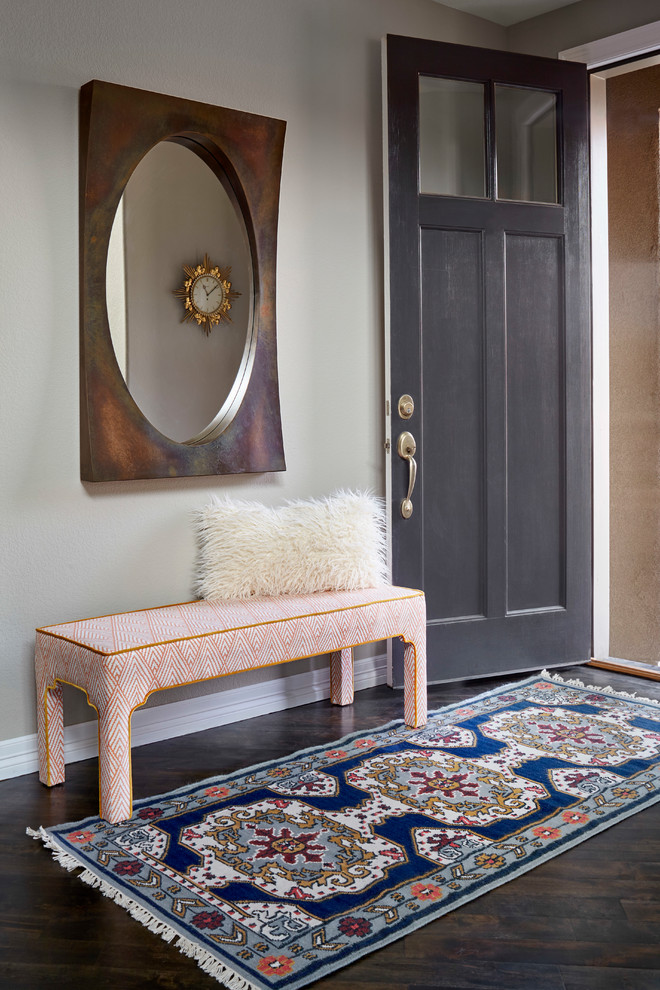 Aménagement d'une entrée éclectique de taille moyenne avec un couloir, un mur gris, parquet foncé, une porte simple, une porte bleue et un sol marron.