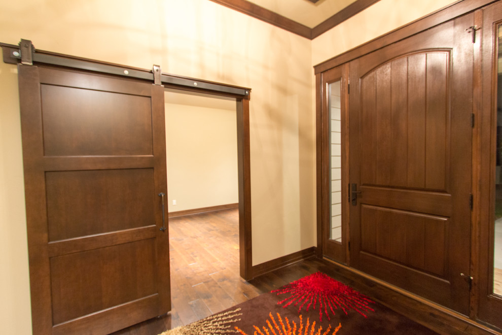 Свежая идея для дизайна: входная дверь в стиле неоклассика (современная классика) с бежевыми стенами, темным паркетным полом, одностворчатой входной дверью и входной дверью из темного дерева - отличное фото интерьера