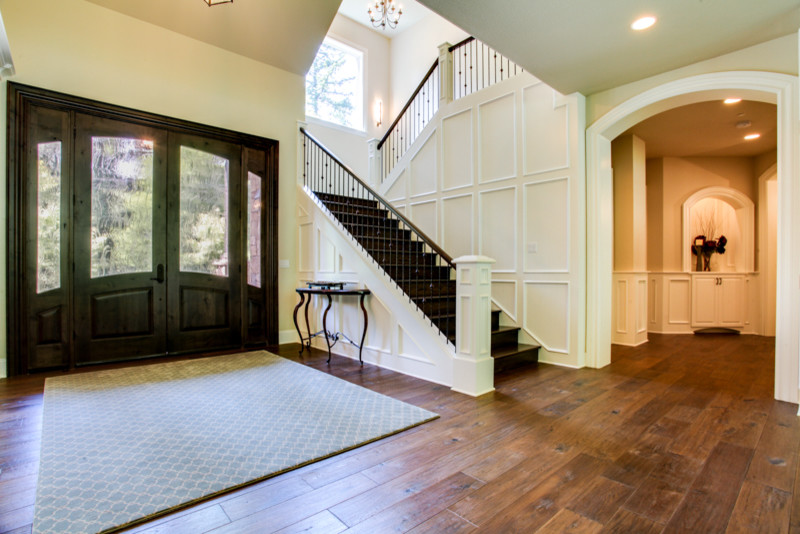 Großes Rustikales Foyer mit beiger Wandfarbe, braunem Holzboden, Doppeltür, dunkler Holzhaustür und braunem Boden in Portland
