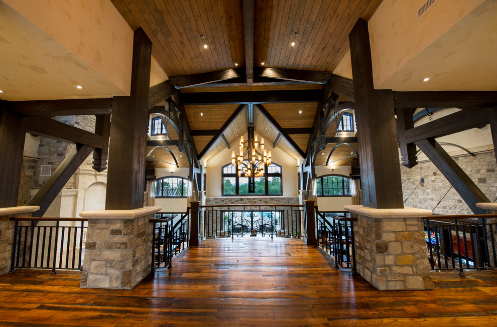 Geräumiges Rustikales Foyer mit dunklem Holzboden und Doppeltür in Denver