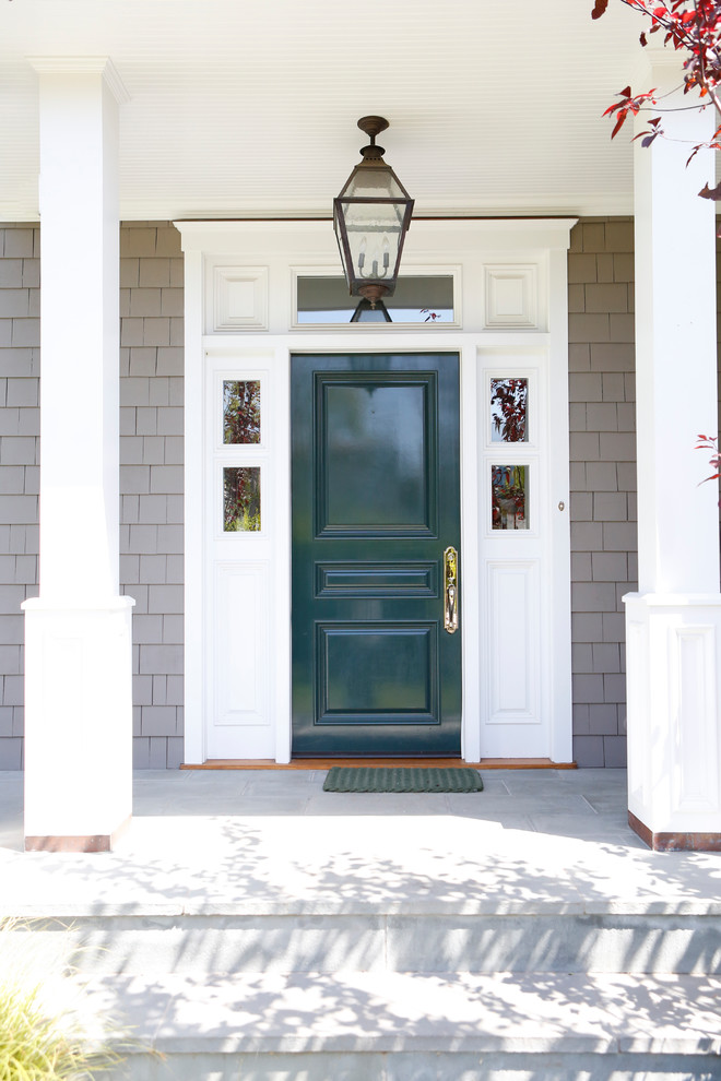 Cette image montre une porte d'entrée traditionnelle de taille moyenne avec une porte simple et une porte verte.