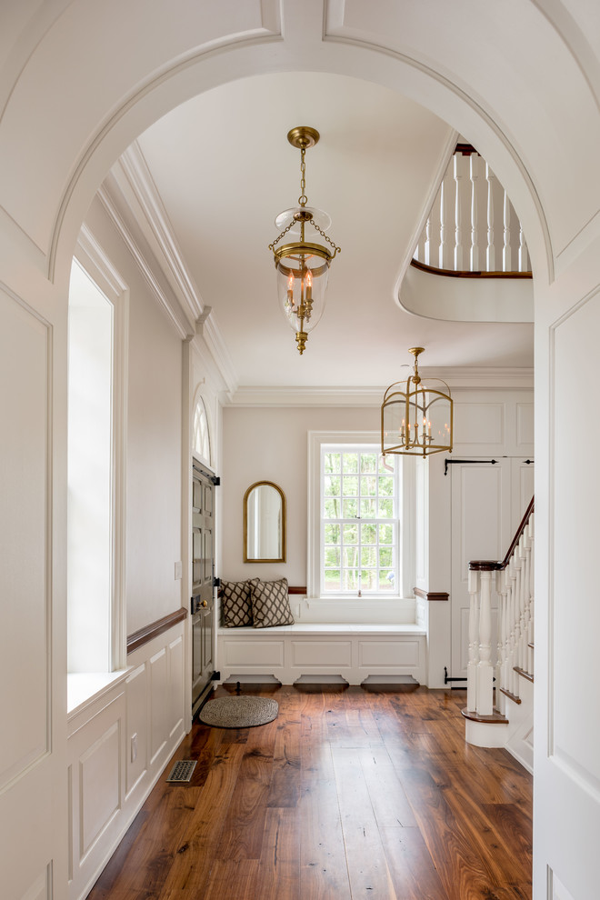 Klassisches Foyer mit weißer Wandfarbe, braunem Holzboden, Einzeltür und grauer Haustür in Philadelphia