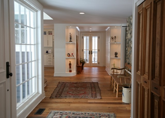На фото: узкая прихожая в стиле фьюжн с белыми стенами, паркетным полом среднего тона, белой входной дверью и двустворчатой входной дверью с