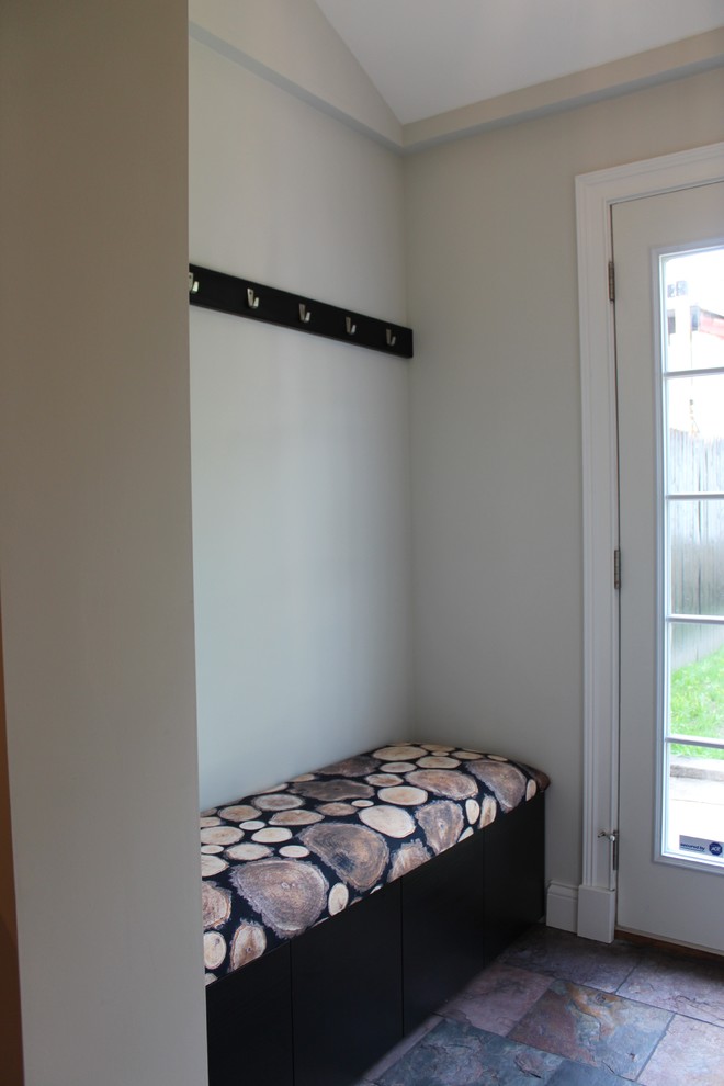 Foto di un piccolo ingresso con anticamera boho chic con pareti grigie, pavimento in ardesia e una porta bianca