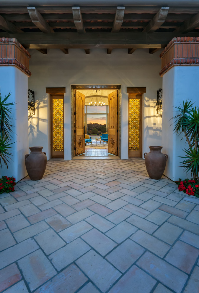 サンディエゴにある高級な広い地中海スタイルのおしゃれな玄関 (淡色木目調のドア) の写真