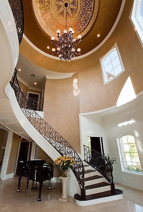 Geräumiges Klassisches Foyer mit beiger Wandfarbe, Marmorboden, Doppeltür und schwarzer Haustür in Houston