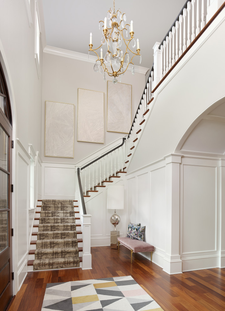 Großes Klassisches Foyer mit grauer Wandfarbe, braunem Holzboden, Doppeltür, dunkler Holzhaustür, braunem Boden und vertäfelten Wänden in Charleston