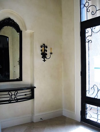 Idee per un ampio ingresso tradizionale con pareti multicolore, pavimento in travertino, una porta a due ante e una porta in metallo