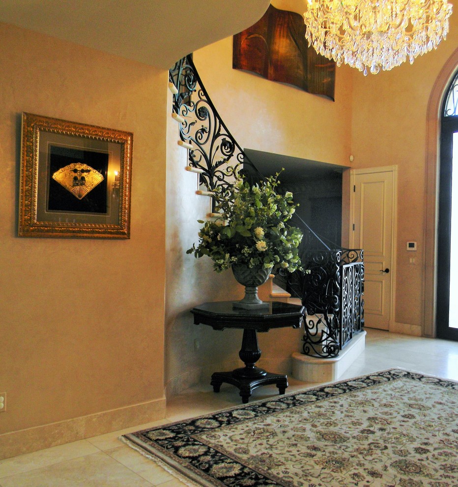 Exempel på en mycket stor klassisk foajé, med beige väggar, travertin golv, en dubbeldörr och en svart dörr