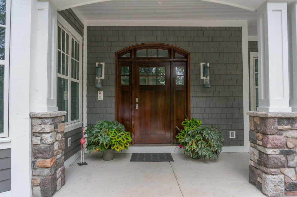 Foto de puerta principal de estilo americano con paredes grises, puerta simple, puerta de madera oscura y madera