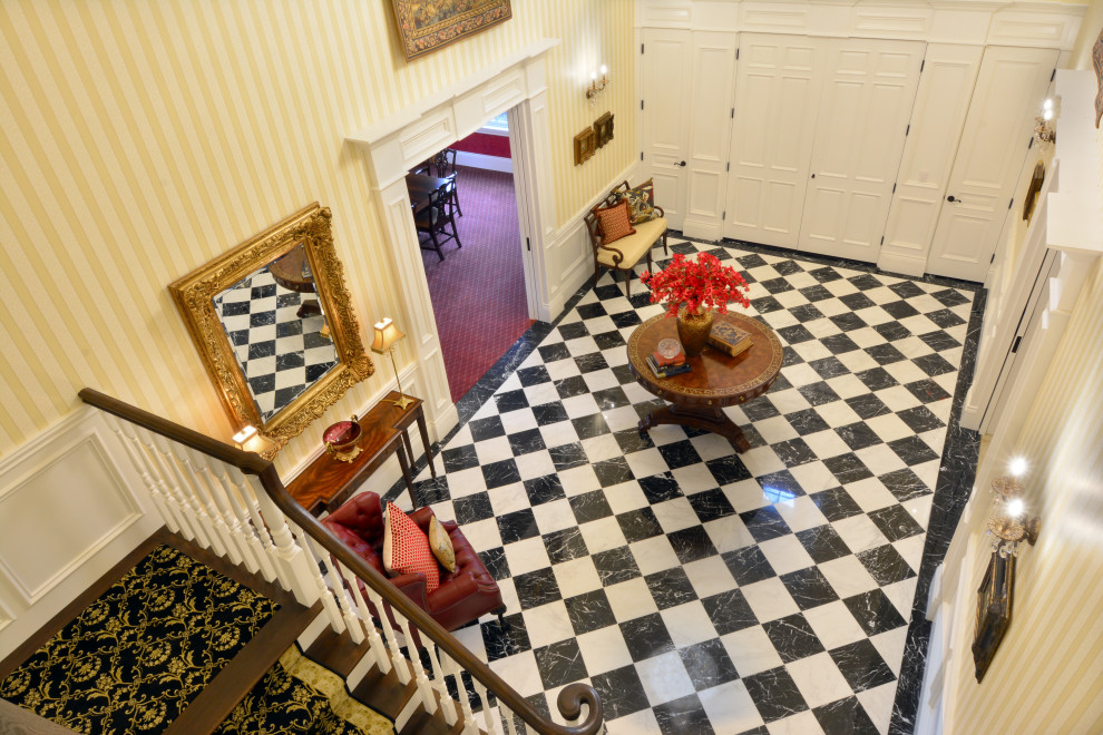 Aménagement d'une entrée classique de taille moyenne avec un couloir, un mur multicolore et un sol en marbre.
