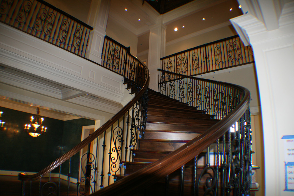 Свежая идея для дизайна: большая лестница в стиле кантри - отличное фото интерьера