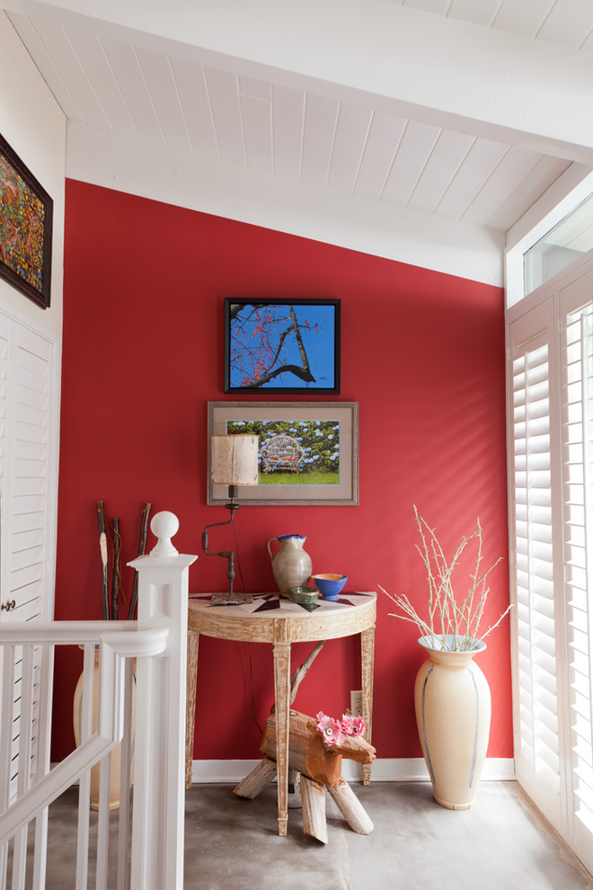 Kleines Stilmix Foyer mit roter Wandfarbe und Schieferboden in New Orleans