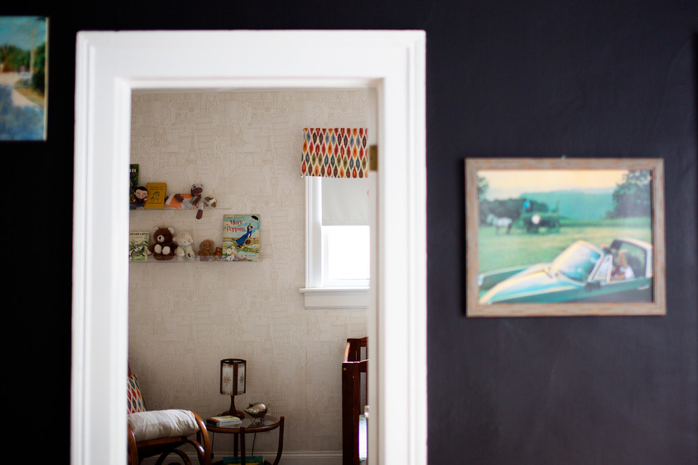 Idée de décoration pour une entrée bohème de taille moyenne avec un sol en bois brun, un sol beige, un couloir et un mur bleu.