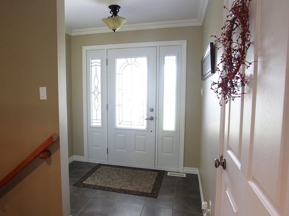 Exempel på en liten klassisk ingång och ytterdörr, med beige väggar, klinkergolv i keramik, en enkeldörr och en vit dörr