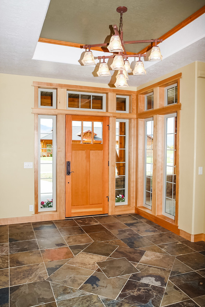 Foto de puerta principal de estilo americano de tamaño medio con suelo de pizarra, puerta simple y puerta de madera clara