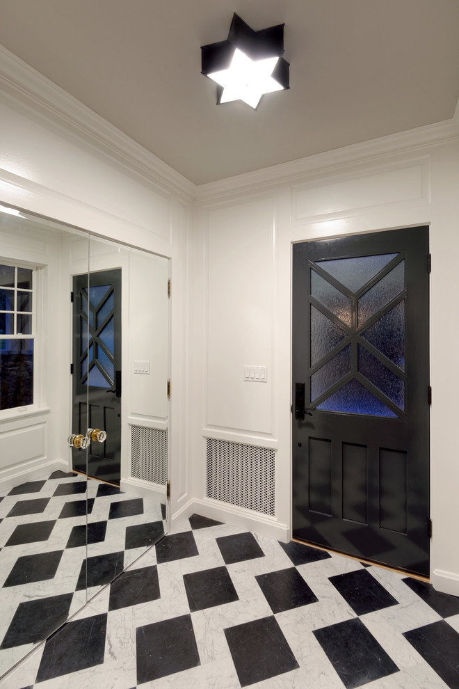 Foto di un ingresso bohémian con pareti bianche, pavimento in marmo, una porta singola e una porta nera