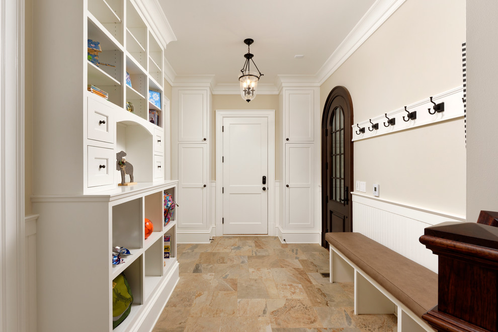 ワシントンD.C.にあるトラディショナルスタイルのおしゃれなマッドルーム (磁器タイルの床、ベージュの壁、濃色木目調のドア) の写真