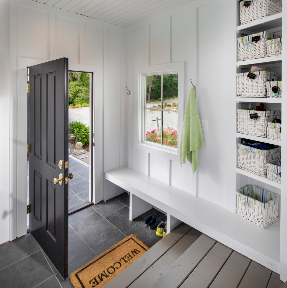 Inspiration för små moderna kapprum, med vita väggar, skiffergolv, en enkeldörr, en svart dörr och grått golv