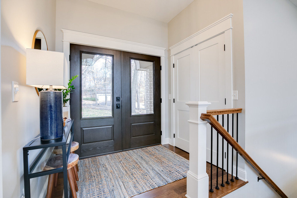 Источник вдохновения для домашнего уюта: большое фойе в стиле неоклассика (современная классика) с серыми стенами, паркетным полом среднего тона, двустворчатой входной дверью, входной дверью из темного дерева и коричневым полом