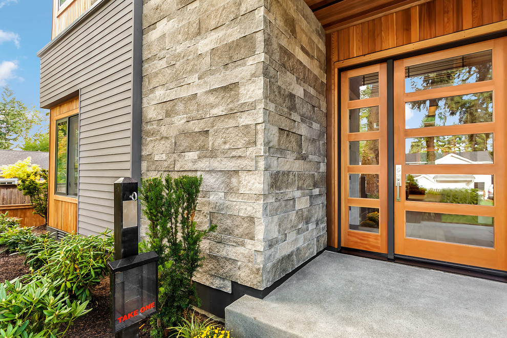 Große Moderne Haustür mit Betonboden, Einzeltür, heller Holzhaustür und grauem Boden in Seattle