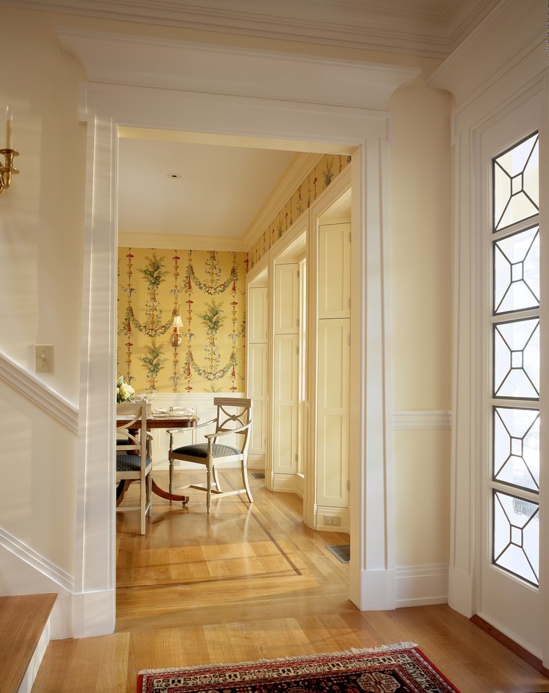 Klassisches Foyer mit beiger Wandfarbe und braunem Holzboden in Boston