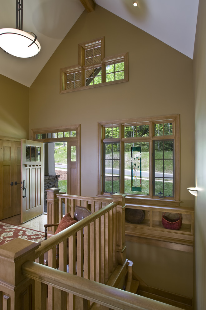 Uriges Foyer mit beiger Wandfarbe, hellem Holzboden, Einzeltür und heller Holzhaustür in Sonstige