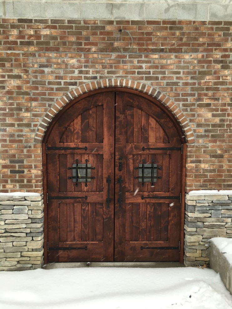 Idee per una grande porta d'ingresso minimalista con una porta a due ante e una porta in legno scuro