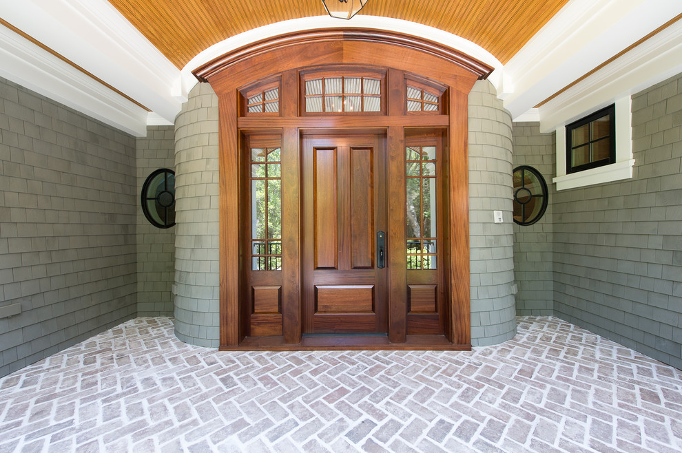 Foto di un ingresso o corridoio tradizionale con una porta singola e una porta in legno bruno