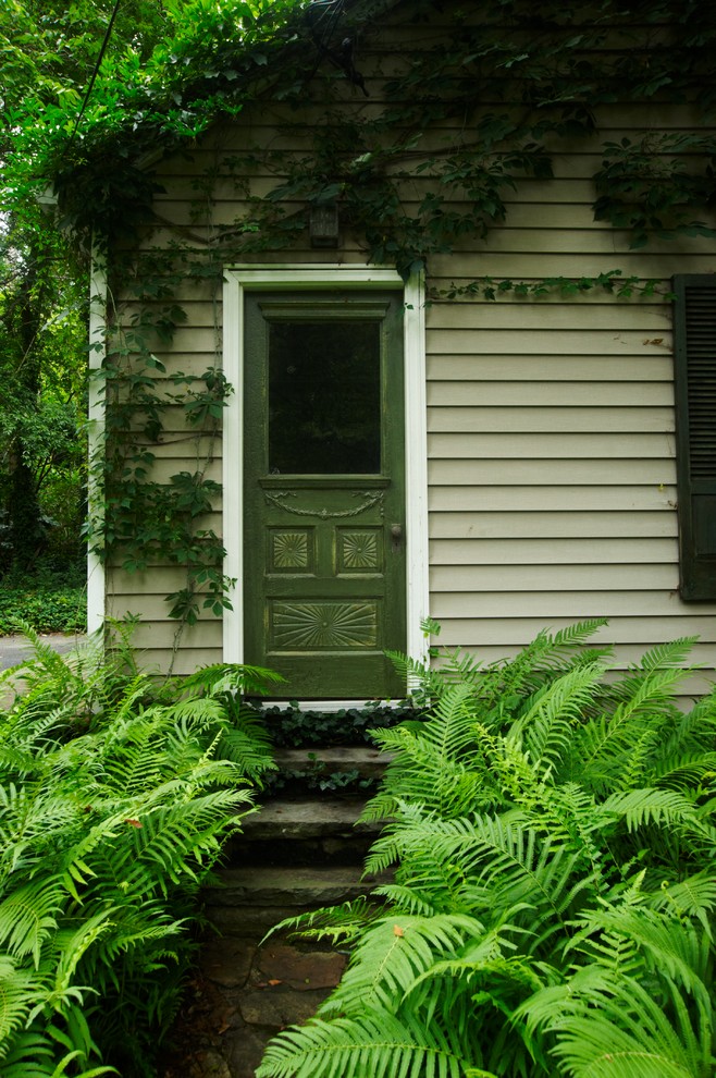 Exempel på en klassisk ingång och ytterdörr, med en enkeldörr och en grön dörr